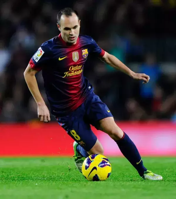 Andrès Iniesta - Der Mannschaftskamerad von Lionel Messi war schon bei dessen erstem Spiel in den Farben des FC Barcelona dabei. Iniesta traf mit der spanischen Nationalmannschaft schon mehrmals auf Messi.
