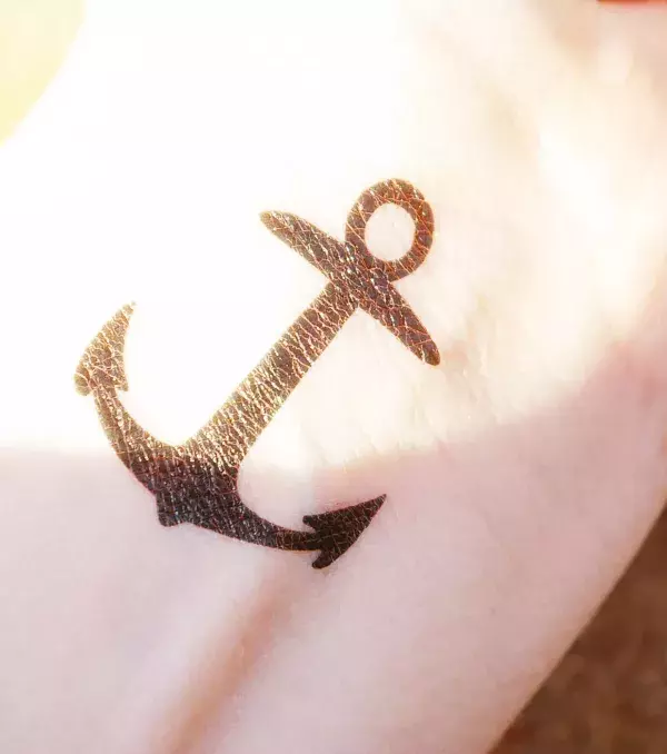 Anker Tattoo auf dem Handgelenk eines Mannes