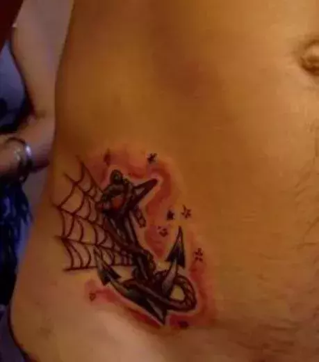 Anker Tattoo auf der Leiste eines Mannes