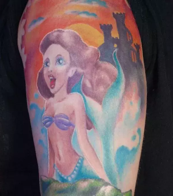 Arielle Tattoo auf dem Oberarm eines Mannes