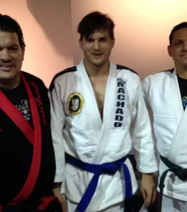 Ashton Kutcher, Schauspieler: Er hat den blauen Gürtel im Brazilian Jiu-Jitsu