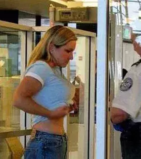Auch diese Frau hat daran sichtlich keinen großen Spaß
