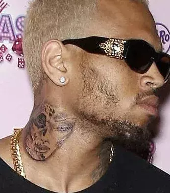 Auch wenn es eine Maske ist: Der Tattoo-Fail auf dem Hals von Chris Brown ist nicht zu kaschieren