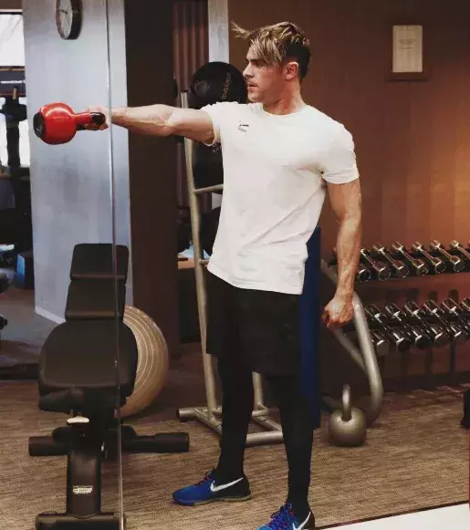 Auch Zac Efron ist mit 23,5 Millionen Abonnenten gut dabei (zacefron)