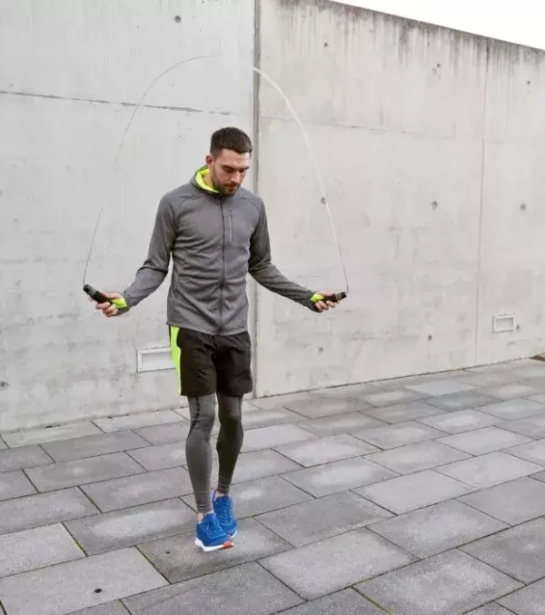 Auf Betonböden springen oder trainieren: Das ist für euren Körper (insb. die Knie) sehr gefährlich! Nicht ohne Grund spielen Basketballer auf Parkett.