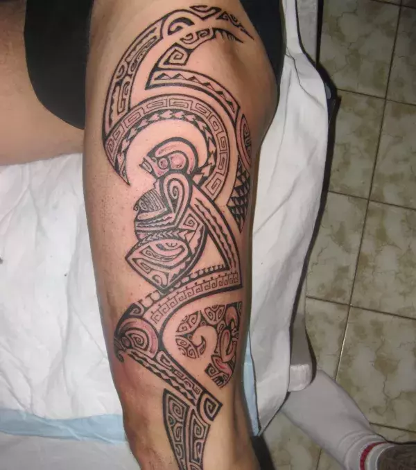 Auf dem Arm eines Mannes: ein Tribal Tattoo