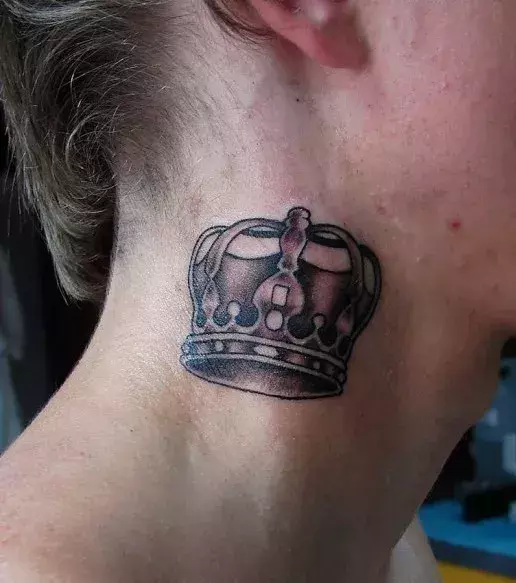 Auf dem Hals von einem Mann: ein Kronen Tattoo