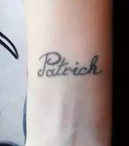 Auf dem Handgelenk von einem Mann: ein Tattoo mit dem Vornamen Patrick