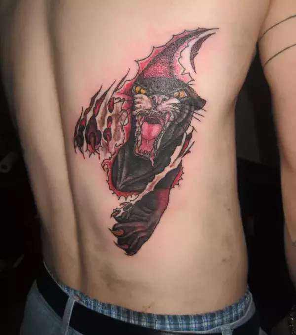 Auf dem Rücken eines Mannes: ein Panther Tattoo