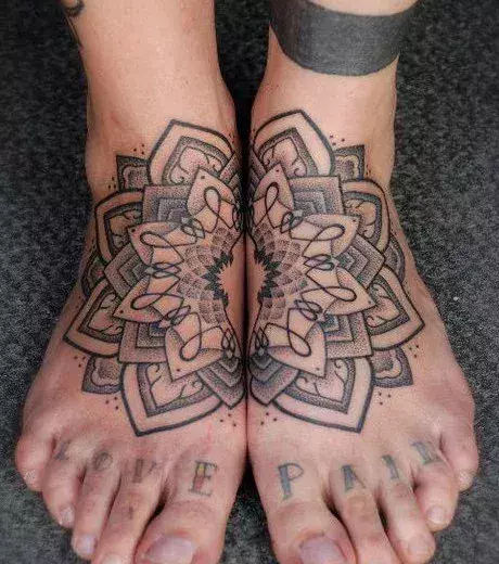 Auf den Füßen einer Frau: ein Mandala Tattoo