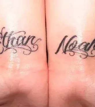 Auf den Handgelenken von einem Mann: Tattoo mit zwei Vornamen
