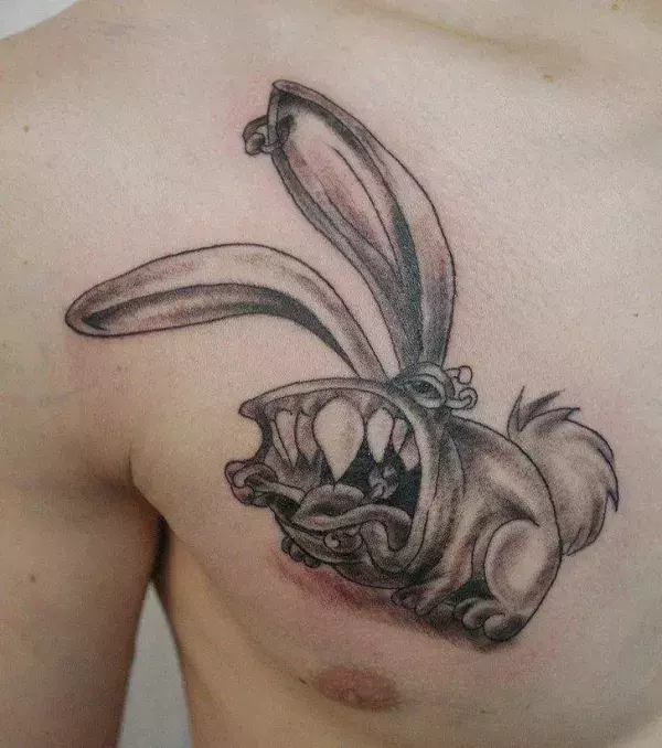 Auf der Brust eines Mannes: ein Hasen Tattoo