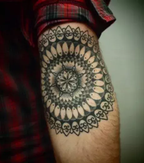 Auf der Rückseite eines Unterarmes: Ein Mandala Tattoo