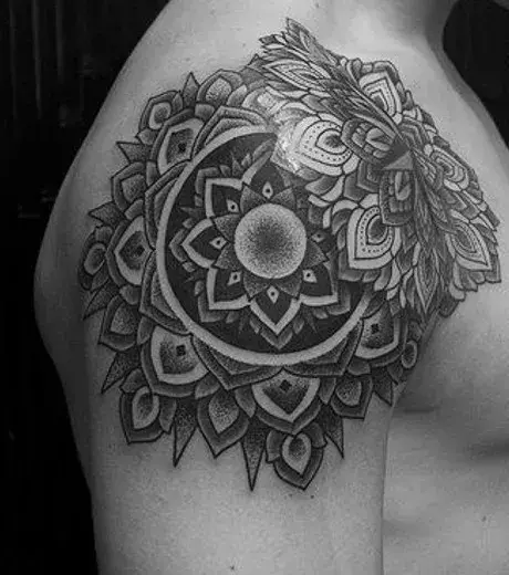 Auf der Schulter eines Mannes: ein Mandala Tattoo