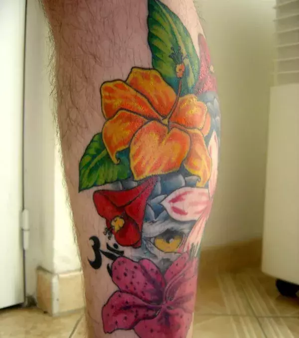 Auf der Wade von einem Mann: Ein Blüten Tattoo