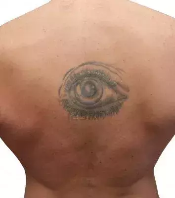 Augen Tattoo auf dem Rücken von einem Mann