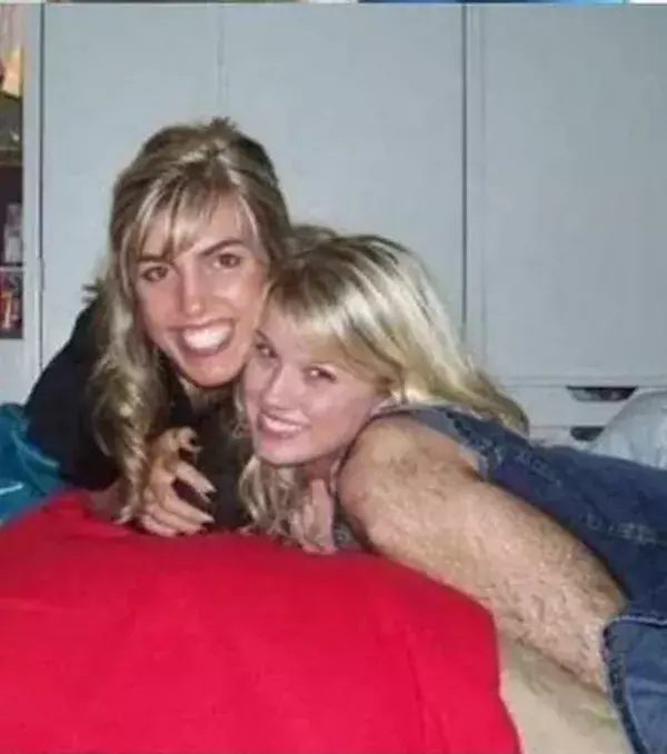 Aus dieser Perspektive sieht es so aus, als wäre das Bein des Mannes der Arm der Frau