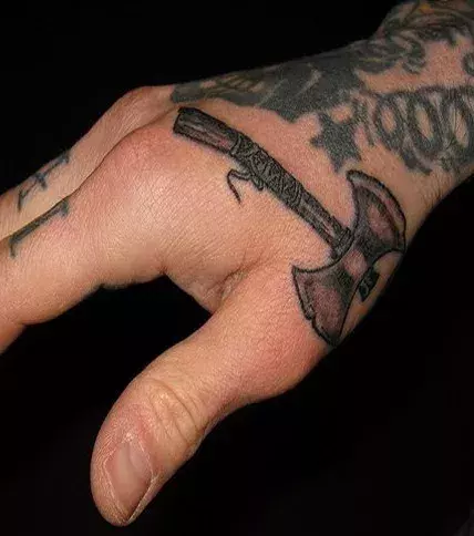 Axt Tattoo auf der Hand von einem Mann
