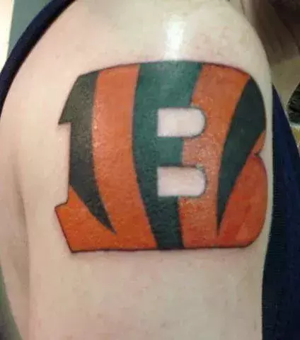 B Tattoo auf der Schulter eines Mannes