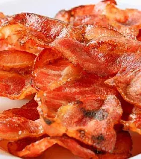 Bacon ist reich an Thiamin (Vitamin B1), ein energiespendendes Vitamin. Er ist auch reich an Nitraten und Proteinen
