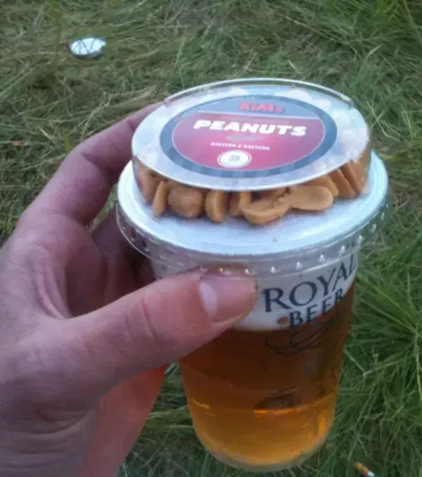 Barstimmung mit diesem Bier mit Erdnüssen