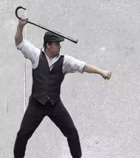 Bartitsu besteht aus mehreren Techniken, die bei allen Angriffen nützlich sein können. Die Disziplin wird mit verbunden Armen oder mit einer Waffe, wie Regenschirm oder Stock, praktiziert. Sie wurde dank Sherlock Holmes berühmt