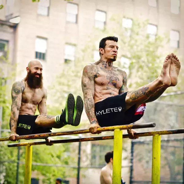 Beim Street-Workout geht es nicht nur um Bewegungsabläufe, sondern auch um statische Übungen, wie den L-Sit. (c) Dragon Door Publications
