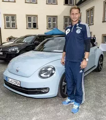 Benedikt Höwedes dribbelt 5min52sek, um sein VW Beetle Cabrio zu bezahlen