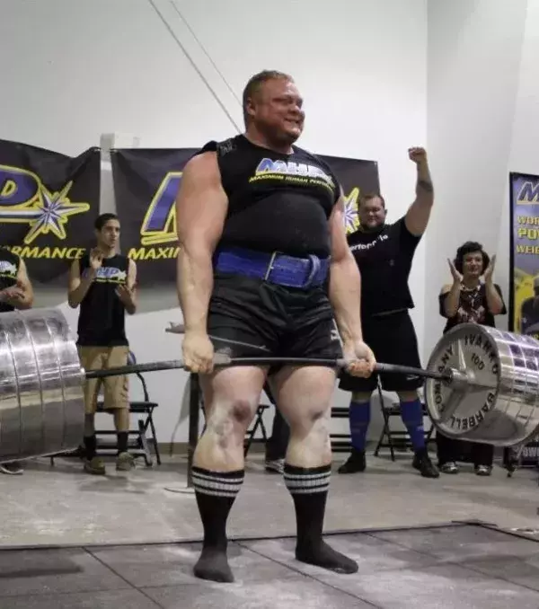 Benedikt Magnusson hat 460,39kg im Deadlift gehoben
