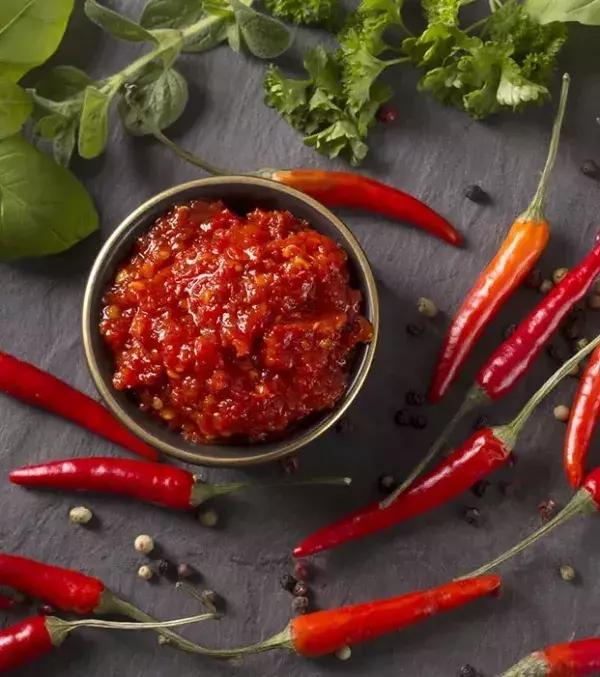 Besonders gerne verwendet er Fisch, Ingwer und Chili. Chili heizt dem Stoffwechsel ein und Fisch und Ingwer sind proteinhaltig und gesund!