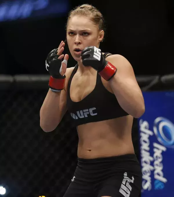 Bevor Sie die Hauptattraktion der weiblichen MMA geworden ist, war Ronda Rousey die erste Amerikanerin, die eine Olympische Medaille im Judo mit nach Hause brachte. Sie belegte den 3. Platz bei den Spielen in Peking in der Kategorie -70 Kilo