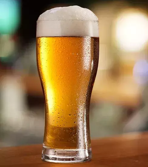 Bier enthält viel Vitamin B, das gut für das Herz ist. Außerdem hilft es gegen Schlaflosigkeit dank Nikotinsäure und Lactoflavin