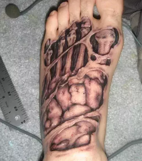 Biomechanic Knochen Tattoo auf dem Fuß eines Mannes