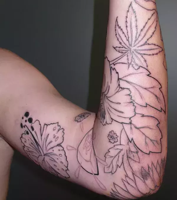 Blumen Tattoo auf dem Arm eines Mannes