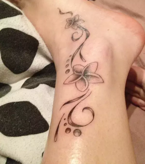 Blumen Tattoo auf dem Knöchel eines Mannes