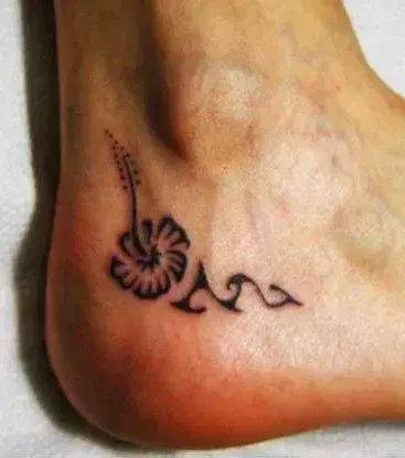 Blumen Tattoo auf dem Knöchel von einem Mann