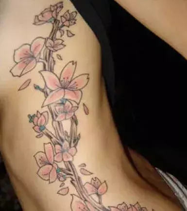 Blumen Tattoo auf den Rippen eines Mannes