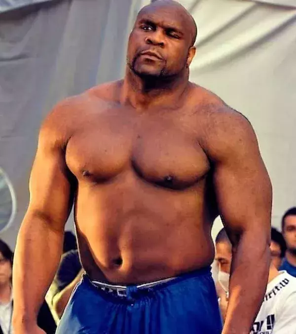 Bob Sapp - Ist ein amerikanischer Boxer mit einem beeindruckenden Körper. Er ist 2,00 Meter groß und 155 Kilo schwer.