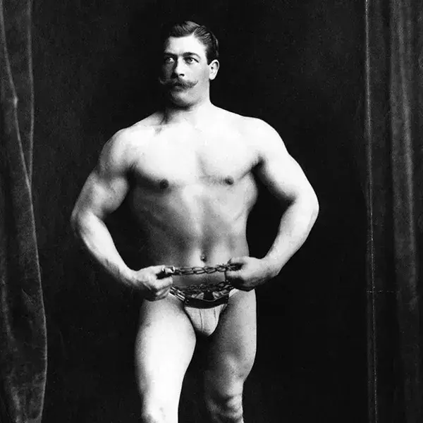 Bodybuilder mit Kaiser-Schnurrbart, um 1900