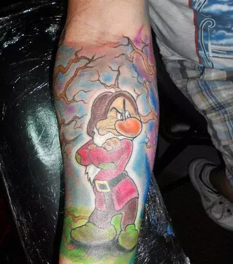 Brummbär (von den 7 Zwergen) Tattoo auf dem Unterarm von einem Mann