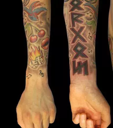 Buntes Tattoo auf dem Unterarm von einem Mann