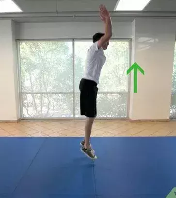 Burpees. Aus dem Stand in die Liegestütz-Position hüpfen, wieder zurück in einen Squat und dann nach oben hüpfen.