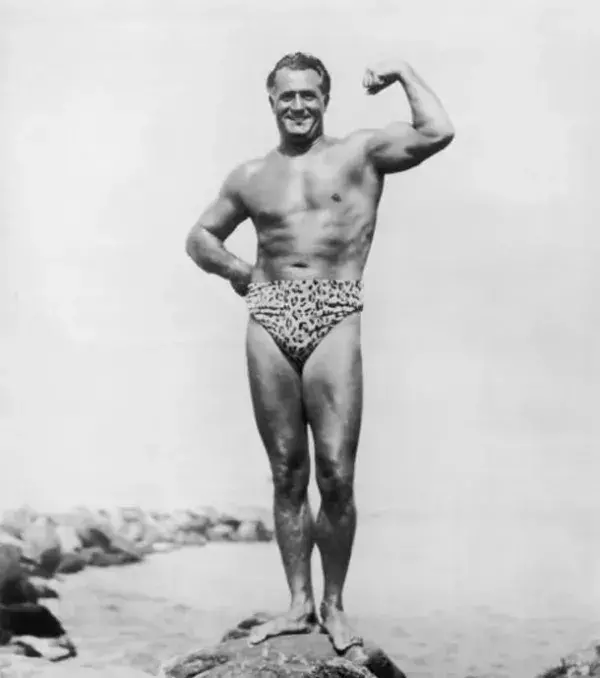 Charles Atlas (1945): Der erste Bodybuiler, der ein „Dynamic Tension“-Programm entwickelte, bei dem er sich auf Übungen mit dem Körpergewicht und isometrische Übungen konzentrierte