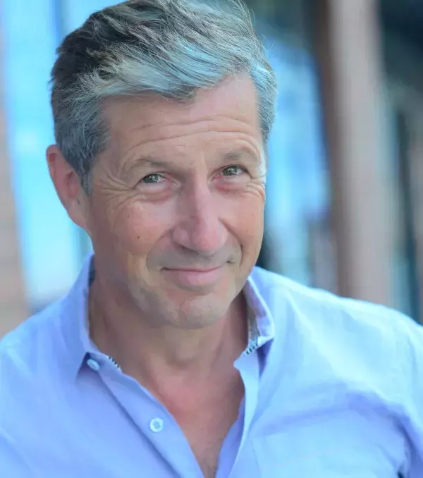 Charles Shaughnessy spielte die Rolle von Maxwell in Die Nanny