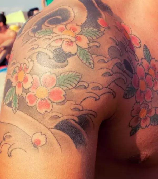 Chinesisches Tattoo auf dem Oberarm von einem Mann