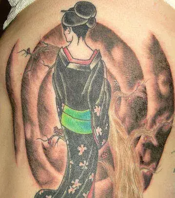 Chinesisches Tattoo auf den Rippen eines Mannes