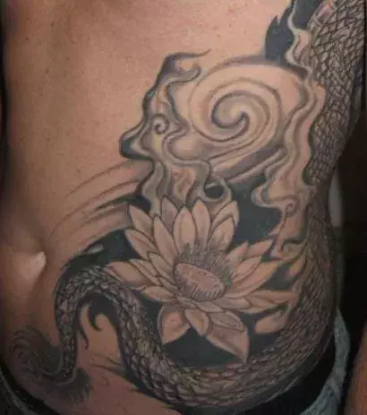 Chinesisches Tattoo auf der Hüfte eines Mannes