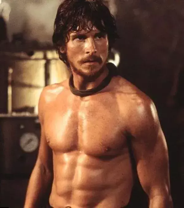 Christian Bale ist es gewöhnt sich für seine Rollen drastisch zu verändern. Für "Batman" war es nicht anders. Er wog 99 Kilo!