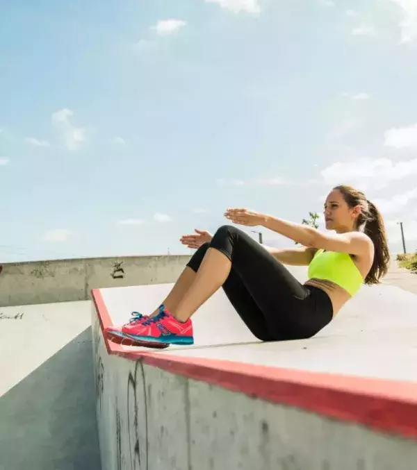 Crunches: Ein Klassiker, der für die Wirbelsäule sehr schlecht ist. Mit Crunches könnt ihr Hals und Rücken schaden.