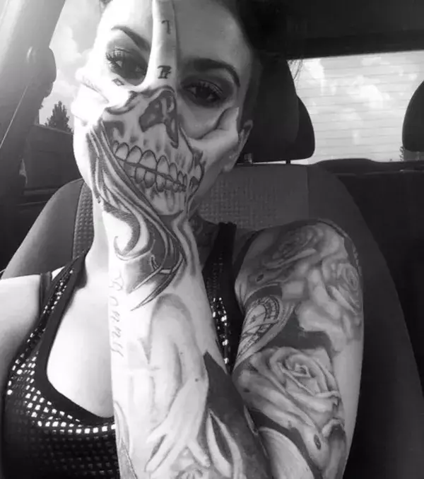 Damit dieses Tattoo seine volle Wirkung entfaltet, muss die Frau ihre Hand vors Gesicht halten. Und dann ist es wirklich abgefahren!